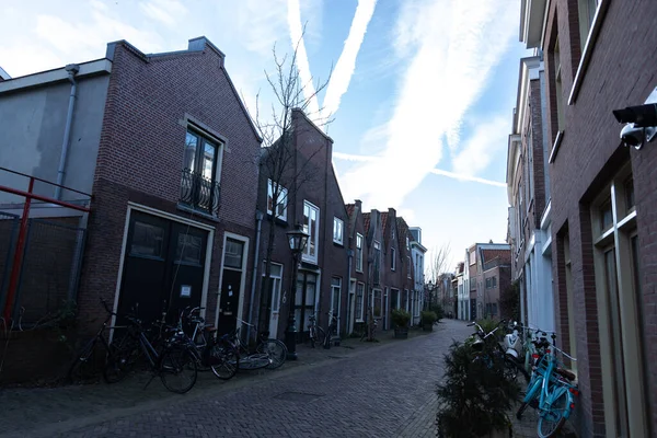 Dar sokaklar küçük tuğla evler