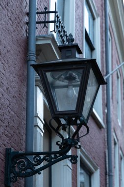 Bir tuğla duvar sokak lambası