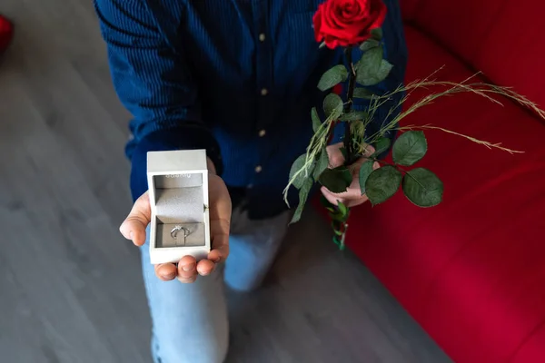 Anillo Propuesta Matrimonio Una Caja Pie Sobre Rodilla Con Amor —  Fotos de Stock