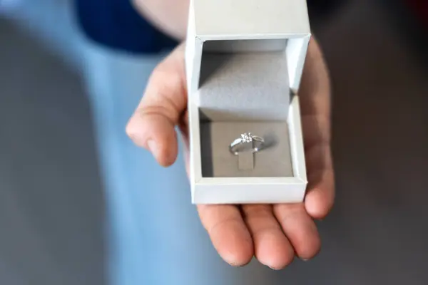 Anillo Propuesta Matrimonio Una Caja Pie Sobre Rodilla Con Amor —  Fotos de Stock