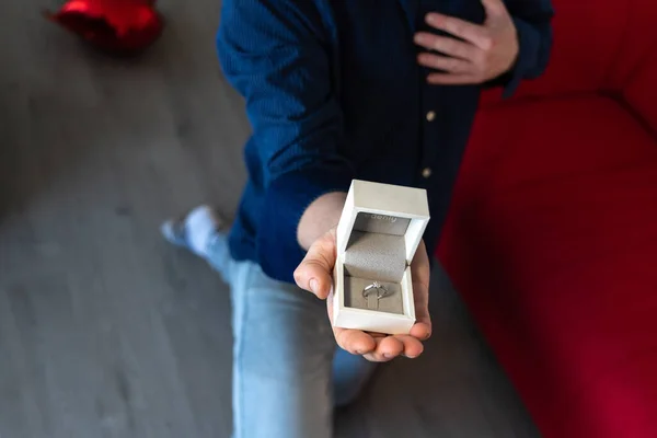 Anillo Propuesta Matrimonio Una Caja Pie Sobre Rodilla Con Amor — Foto de Stock