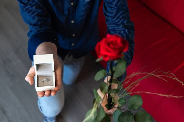 Proposta Casamento Anel Uma Caixa Mão Uma Rosa — Fotografia de Stock