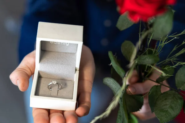 Proposta Casamento Anel Uma Caixa Mão Uma Rosa — Fotografia de Stock