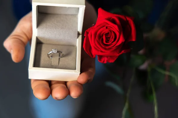 Prsten Sňatku Krabici Ruce Růže — Stock fotografie