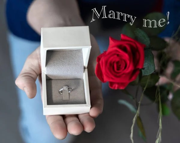 Házassági Ajánlat Gyűrűvel Rózsával Térden Csúszva Maradt — Stock Fotó