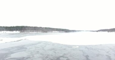Letonya 'nın Jaunjelgava bölgesinde Daugava nehri, buz, kar, kış 2022