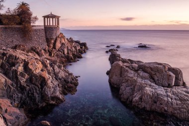 Akdeniz 'in pitoresk manzarasında gün doğumu.
