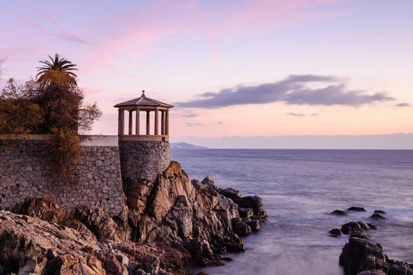 Akdeniz 'in pitoresk manzarasında gün doğumu.