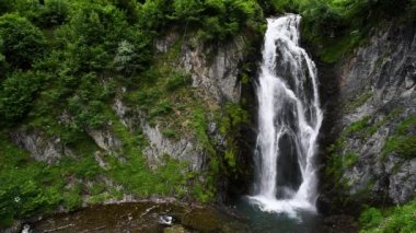 Picturesque waterfall in the mountains. (Sauth deth Pish)