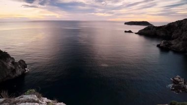 Akdeniz kıyılarında sabah (Costa Brava, Illes Medes, İspanya)