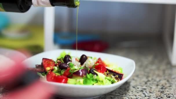 Preparation Salad Tomatoes Olives Olive Oil Pouring Salad Tomatoes Cucumbers — Vídeo de stock