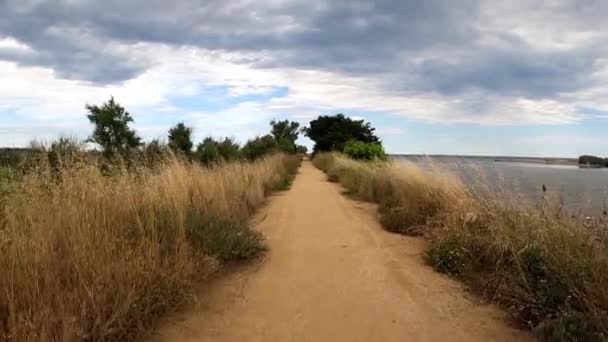 Περπατώντας Στο Μονοπάτι Όπου Ποταμός Ter Συναντά Μεσόγειο Θάλασσα Ισπανία — Αρχείο Βίντεο