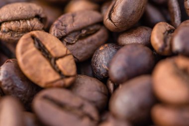 Yakın plan aromatik Arabika kahve çekirdekleri.