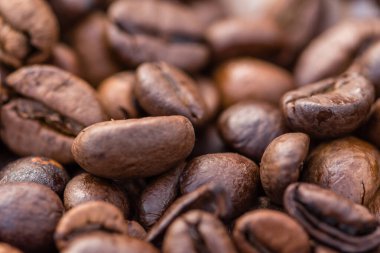 Yakın plan aromatik Arabika kahve çekirdekleri.