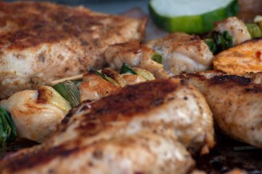 Tavuk göğsü ve domuz eti taze renkli ve lezzetli sebzelerle ahşap şişte çekiliyor.