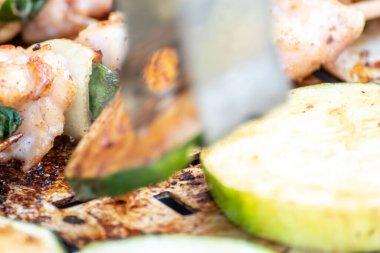 Tavuk göğsü ve domuz eti taze renkli ve lezzetli sebzelerle ahşap şişte çekiliyor.