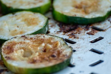 Tavuk göğsü ve domuz eti taze renkli ve lezzetli sebzelerle ahşap şişte çekiliyor.