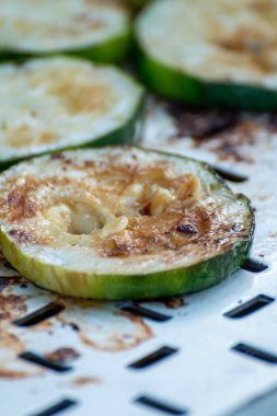 Tavuk göğsü ve domuz eti taze renkli ve lezzetli sebzelerle ahşap şişte çekiliyor.