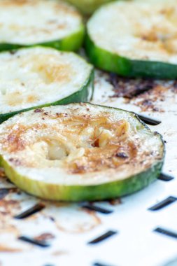 Tavuk göğsü ve domuz eti taze renkli ve lezzetli sebzelerle ahşap şişte çekiliyor.