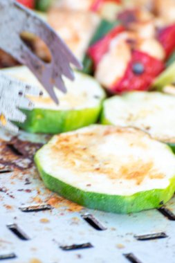 Tavuk göğsü ve domuz eti taze renkli ve lezzetli sebzelerle ahşap şişte çekiliyor.