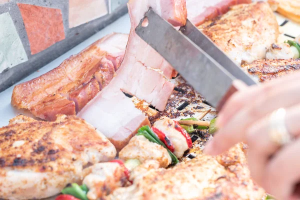 Pierś Kurczaka Mięso Wieprzowe Wyciągnięte Drewnianej Szpikulcu Świeżych Kolorowych Smacznych — Zdjęcie stockowe