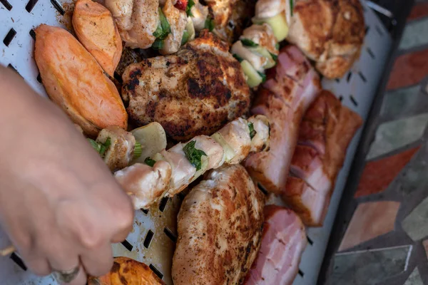 Kip Borst Varkensvlees Getrokken Houten Spies Met Verse Kleurrijke Smakelijke — Stockfoto