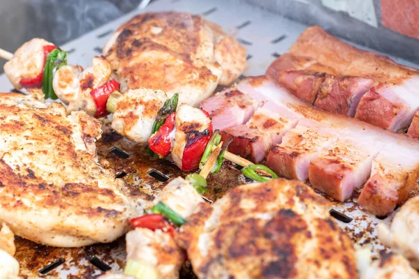 Peito Frango Carne Porco Puxado Espeto Madeira Com Legumes Frescos — Fotografia de Stock