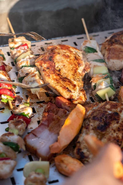 鸡胸肉和猪肉肉 用新鲜的五彩缤纷的蔬菜制成的木制绞架 — 图库照片