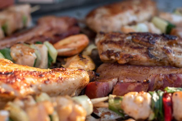 Peito Frango Carne Porco Puxado Espeto Madeira Com Legumes Frescos — Fotografia de Stock