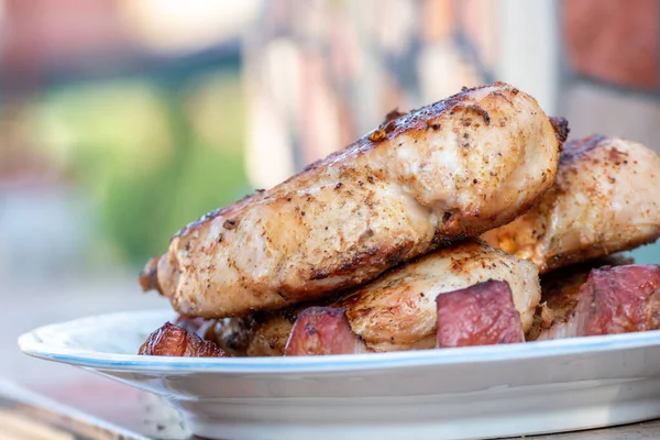 Pechuga Pollo Carne Cerdo Tirada Pincho Madera Con Verduras Frescas — Foto de Stock