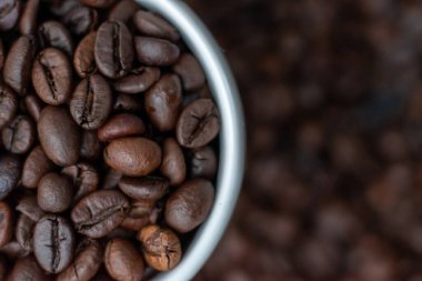 Yakın plan aromatik Arabika kahve çekirdekleri.