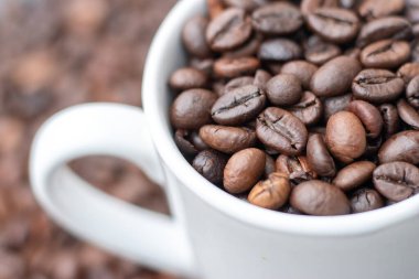 Yakın plan aromatik Arabika kahve çekirdekleri.