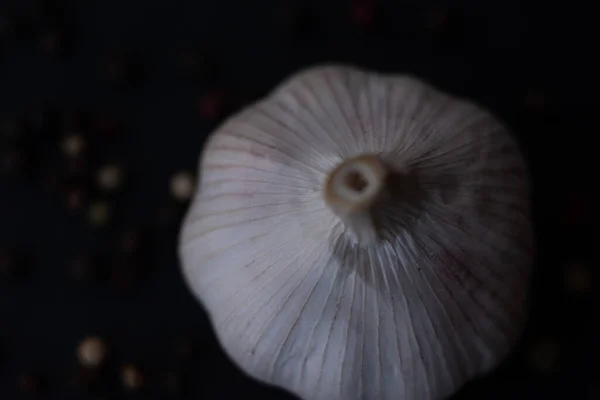 Close Macro Shot Garlic Dark Background Surrounded Peppercorns — Stockfoto