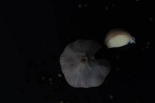 Close Macro Shot Garlic Dark Background Surrounded Peppercorns — Stock Photo, Image
