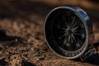 Gümüş metal bir pusulayı yakından çek. Her zaman iğnesini kuzeye doğru tutar.