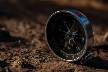 Gümüş metal bir pusulayı yakından çek. Her zaman iğnesini kuzeye doğru tutar.