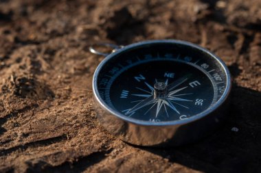 Gümüş metal bir pusulayı yakından çek. Her zaman iğnesini kuzeye doğru tutar.