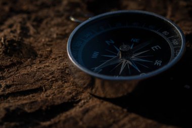 Gümüş metal bir pusulayı yakından çek. Her zaman iğnesini kuzeye doğru tutar.