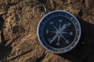 Gümüş metal bir pusulayı yakından çek. Her zaman iğnesini kuzeye doğru tutar.