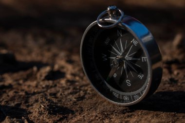 Gümüş metal bir pusulayı yakından çek. Her zaman iğnesini kuzeye doğru tutar.