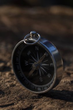 Gümüş metal bir pusulayı yakından çek. Her zaman iğnesini kuzeye doğru tutar.