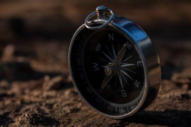Gümüş metal bir pusulayı yakından çek. Her zaman iğnesini kuzeye doğru tutar.