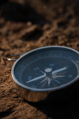 Gümüş metal bir pusulayı yakından çek. Her zaman iğnesini kuzeye doğru tutar.