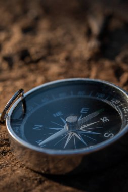 Gümüş metal bir pusulayı yakından çek. Her zaman iğnesini kuzeye doğru tutar.