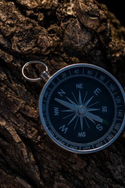 Gümüş metal bir pusulayı yakından çek. Her zaman iğnesini kuzeye doğru tutar.