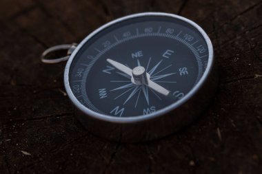 Gümüş metal bir pusulayı yakından çek. Her zaman iğnesini kuzeye doğru tutar.