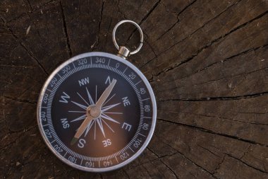 Gümüş metal bir pusulayı yakından çek. Her zaman iğnesini kuzeye doğru tutar.