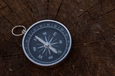 Gümüş metal bir pusulayı yakından çek. Her zaman iğnesini kuzeye doğru tutar.