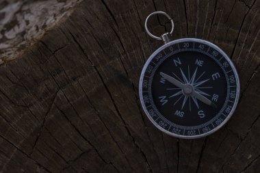 Gümüş metal bir pusulayı yakından çek. Her zaman iğnesini kuzeye doğru tutar.