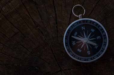 Gümüş metal bir pusulayı yakından çek. Her zaman iğnesini kuzeye doğru tutar.
